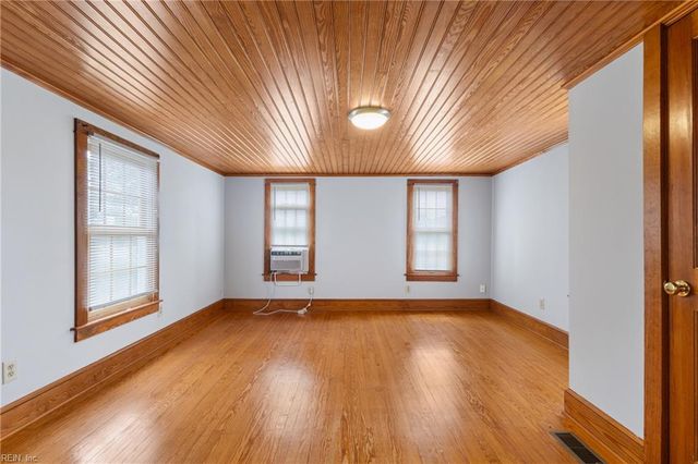 2297 Perrin Creek RD, Hayes, VA 23072