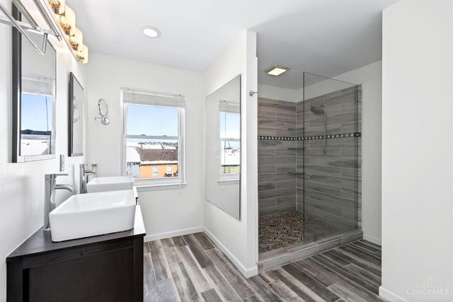 734 W Court, Cincinnati, OH 45203