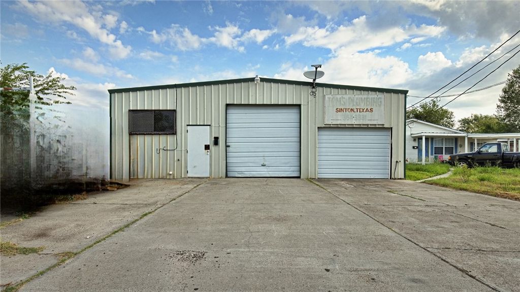 810 W Sinton St, Sinton, TX 78387 — exterior