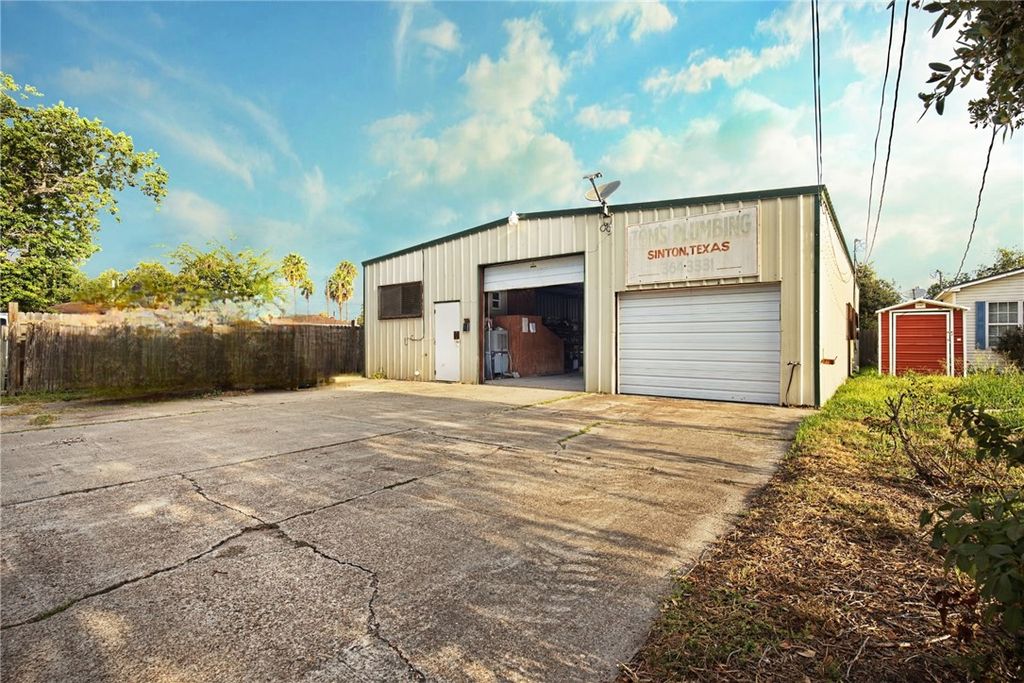 810 W Sinton St, Sinton, TX 78387 — photo 2