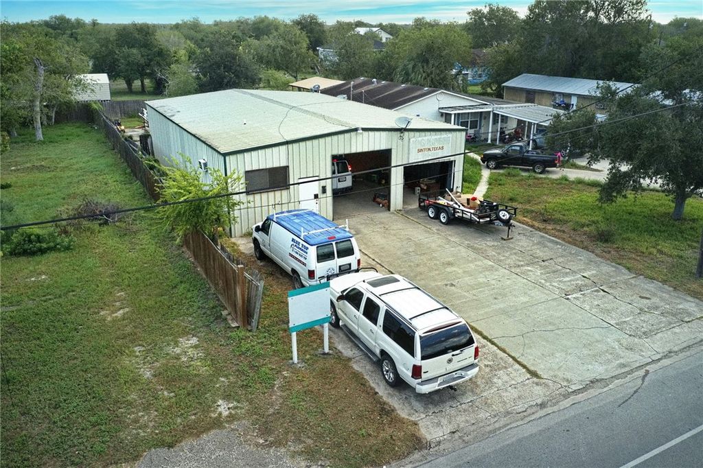 810 W Sinton St, Sinton, TX 78387 — photo 3
