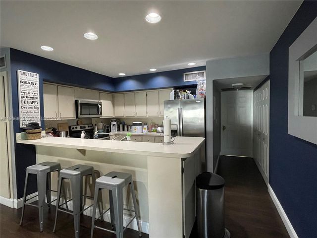 16503 Bridge End Rd 16503, Miami Lakes, FL 33014