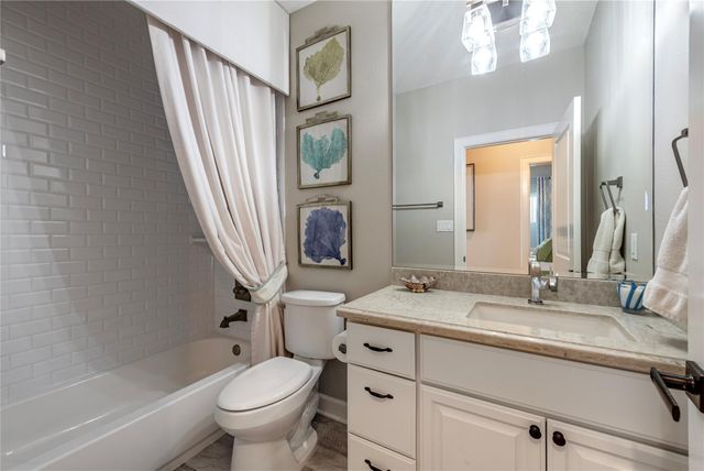 425 Amanda Circle, Tiki Island, TX 77554