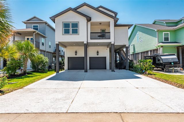425 Amanda Circle, Tiki Island, TX 77554