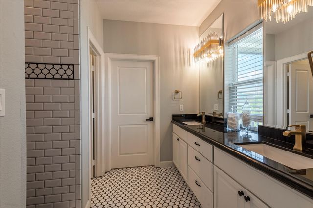 425 Amanda Circle, Tiki Island, TX 77554