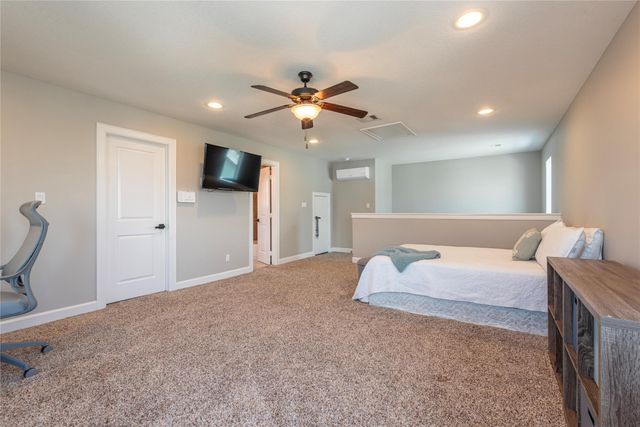 425 Amanda Circle, Tiki Island, TX 77554