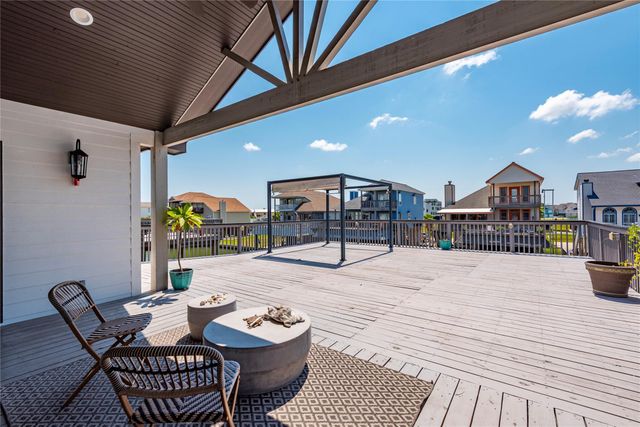 425 Amanda Circle, Tiki Island, TX 77554