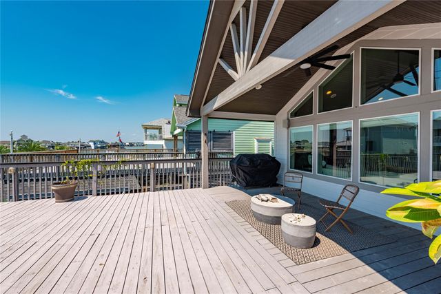 425 Amanda Circle, Tiki Island, TX 77554