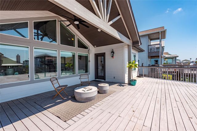 425 Amanda Circle, Tiki Island, TX 77554