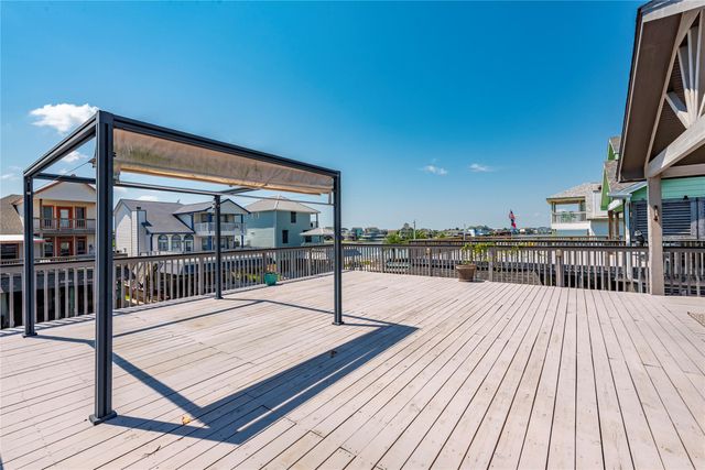425 Amanda Circle, Tiki Island, TX 77554