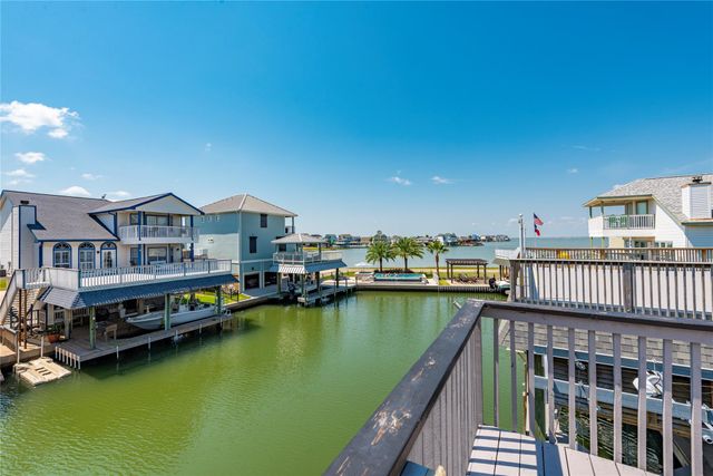 425 Amanda Circle, Tiki Island, TX 77554