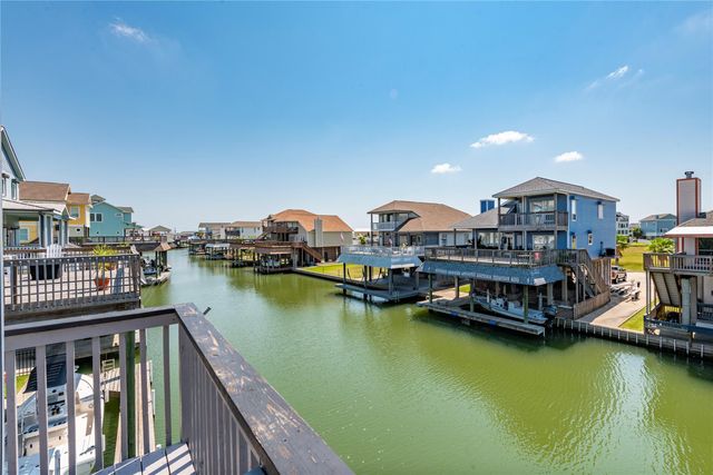 425 Amanda Circle, Tiki Island, TX 77554