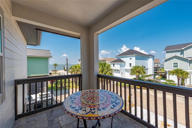425 Amanda Circle, Tiki Island, TX 77554