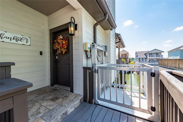 425 Amanda Circle, Tiki Island, TX 77554