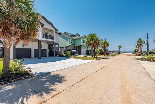 425 Amanda Circle, Tiki Island, TX 77554