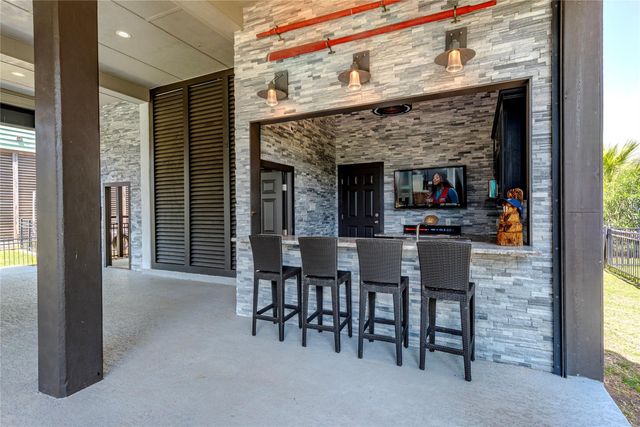 425 Amanda Circle, Tiki Island, TX 77554