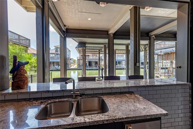 425 Amanda Circle, Tiki Island, TX 77554