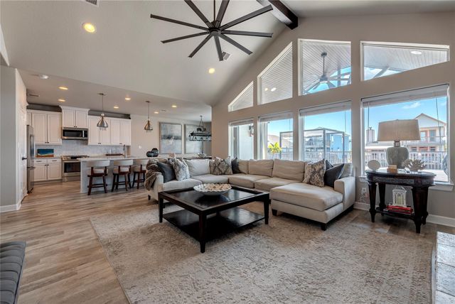 425 Amanda Circle, Tiki Island, TX 77554