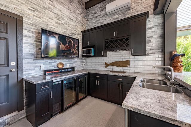 425 Amanda Circle, Tiki Island, TX 77554