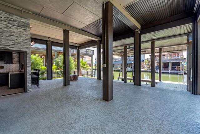 425 Amanda Circle, Tiki Island, TX 77554