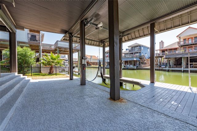 425 Amanda Circle, Tiki Island, TX 77554