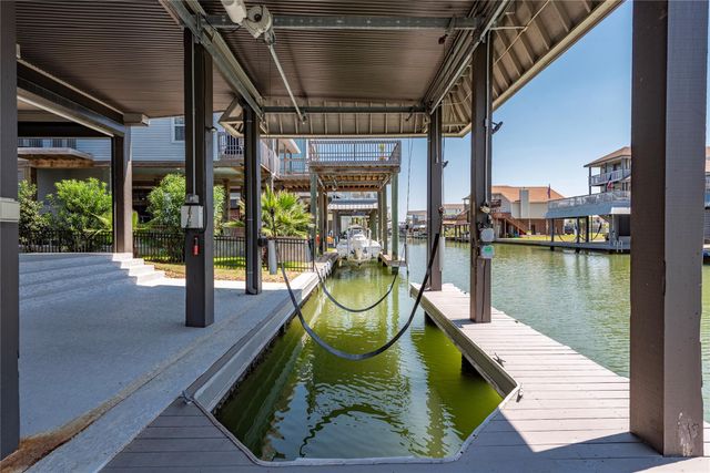 425 Amanda Circle, Tiki Island, TX 77554