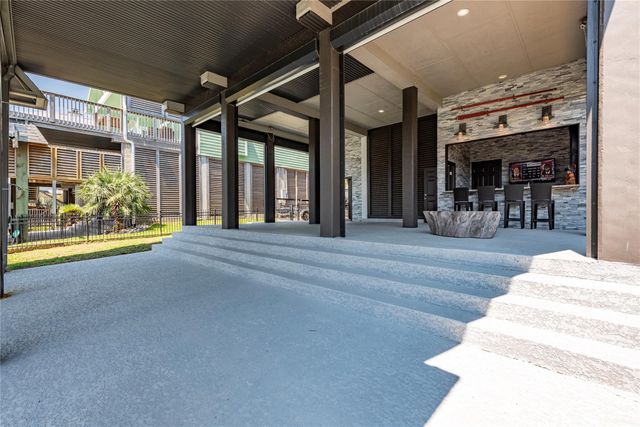 425 Amanda Circle, Tiki Island, TX 77554