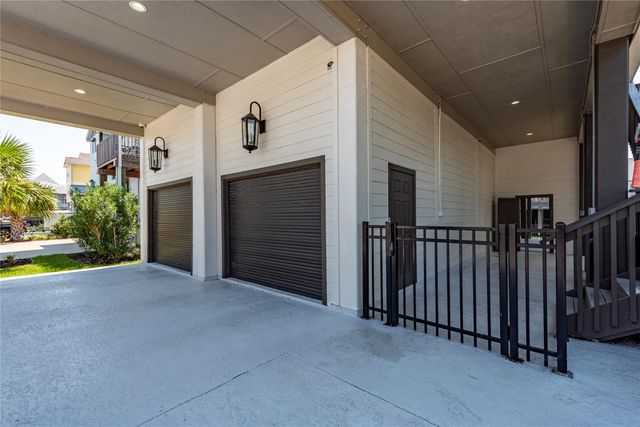 425 Amanda Circle, Tiki Island, TX 77554