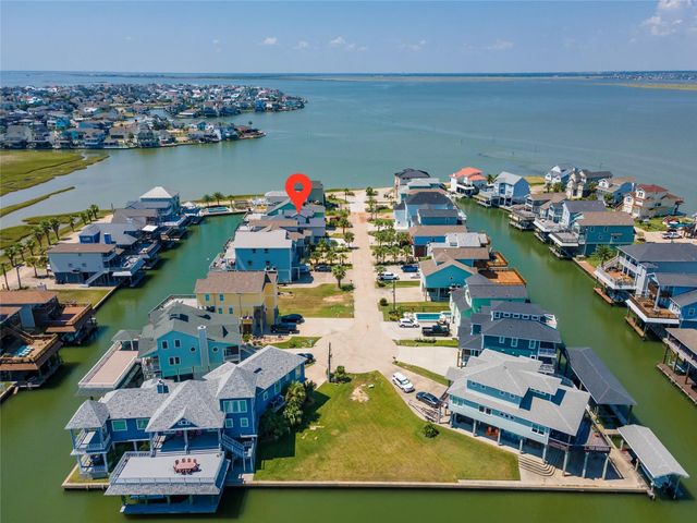 425 Amanda Circle, Tiki Island, TX 77554