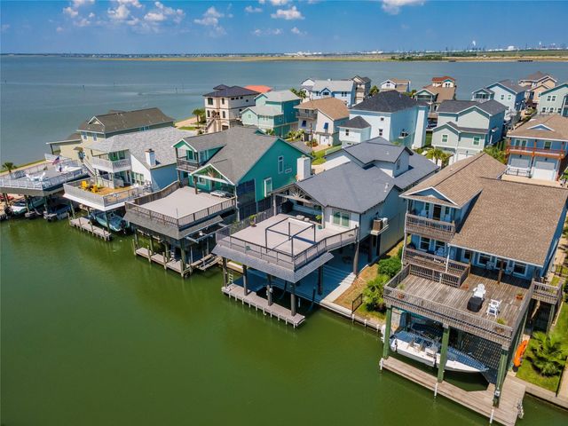 425 Amanda Circle, Tiki Island, TX 77554
