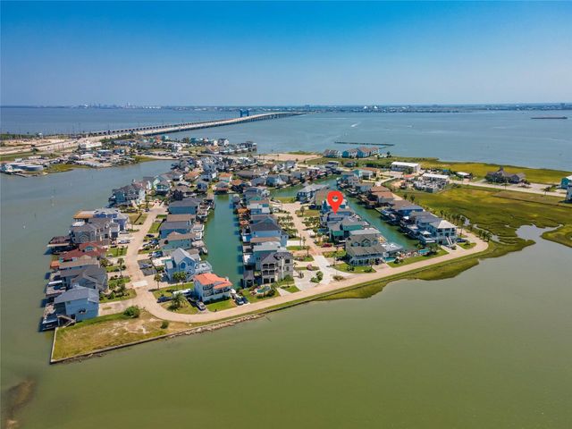 425 Amanda Circle, Tiki Island, TX 77554