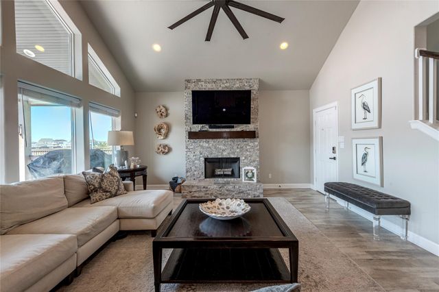 425 Amanda Circle, Tiki Island, TX 77554