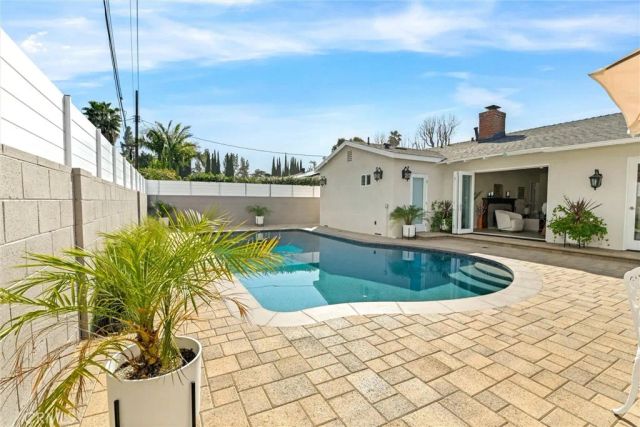 5450 Nagle Avenue, Sherman Oaks, CA 91401