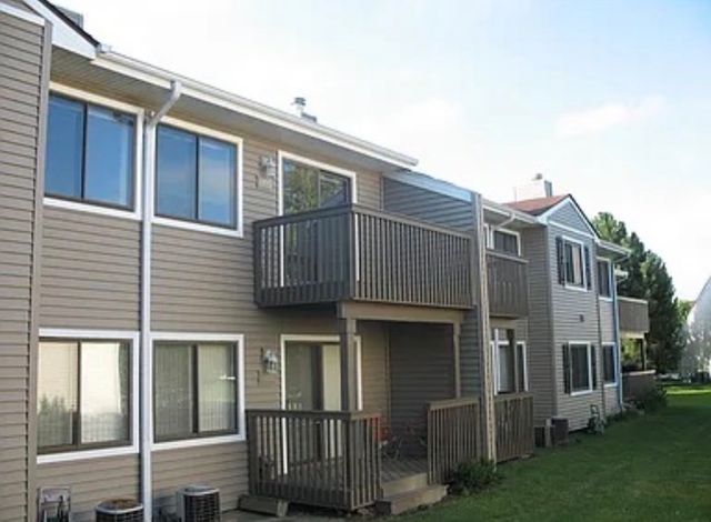 995 S Pinetree Circle 995, Buffalo Grove, IL 60089