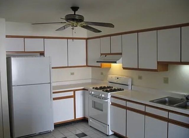 995 S Pinetree Circle 995, Buffalo Grove, IL 60089