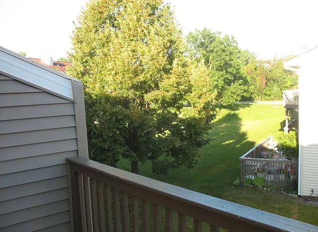 995 S Pinetree Circle 995, Buffalo Grove, IL 60089