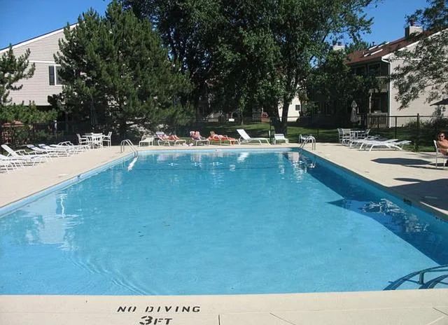 995 S Pinetree Circle 995, Buffalo Grove, IL 60089