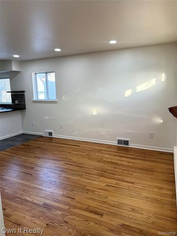 641 E Brockton Avenue, Madison Heights, MI 48071