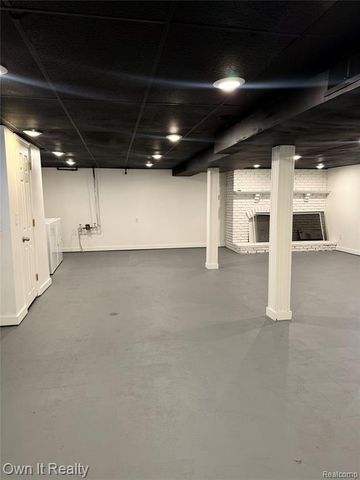 641 E Brockton Avenue, Madison Heights, MI 48071