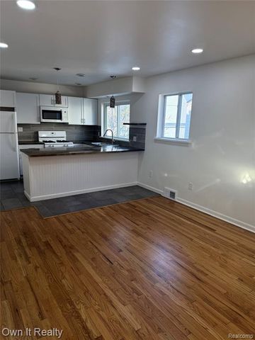 641 E Brockton Avenue, Madison Heights, MI 48071