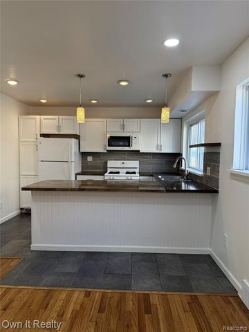 641 E Brockton Avenue, Madison Heights, MI 48071