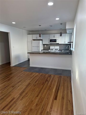 641 E Brockton Avenue, Madison Heights, MI 48071