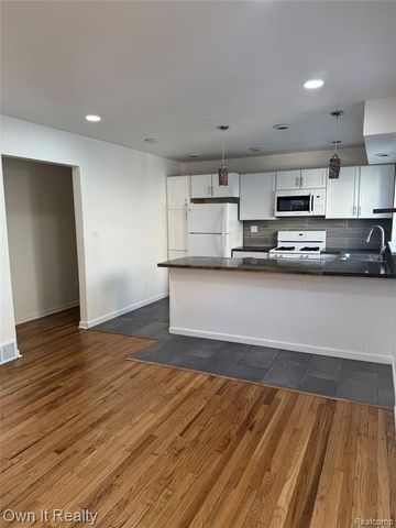 641 E Brockton Avenue, Madison Heights, MI 48071