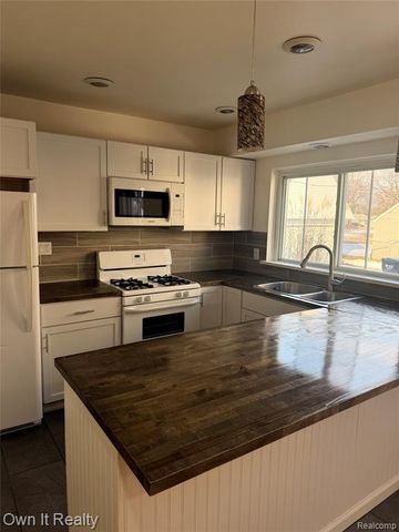 641 E Brockton Avenue, Madison Heights, MI 48071