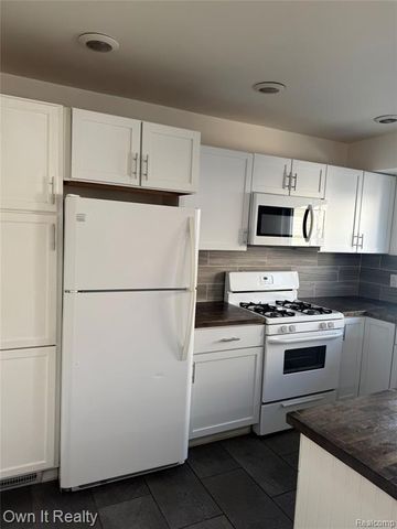 641 E Brockton Avenue, Madison Heights, MI 48071