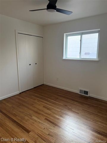 641 E Brockton Avenue, Madison Heights, MI 48071