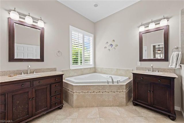 8215 Potomac LN, Naples, FL 34104