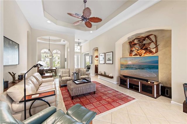 8215 Potomac LN, Naples, FL 34104