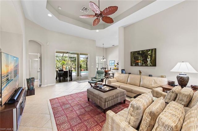 8215 Potomac LN, Naples, FL 34104