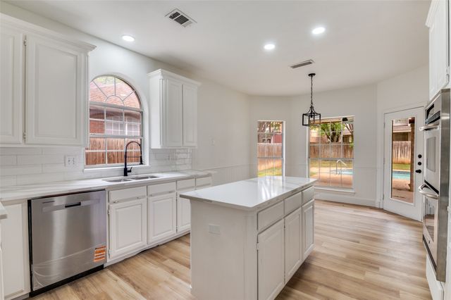 6215 Kingswood Drive, Arlington, TX 76001